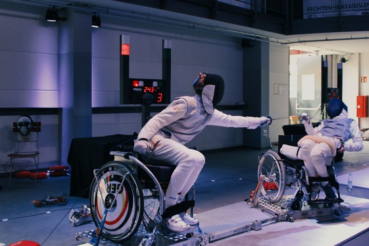 Zwei Rollstuhlfechter*innen im Gefecht